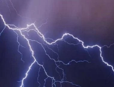 Μπουρίνι στην Αχαΐα προκάλεσε διακοπές ρεύματος και φωτιά από κεραυνό!